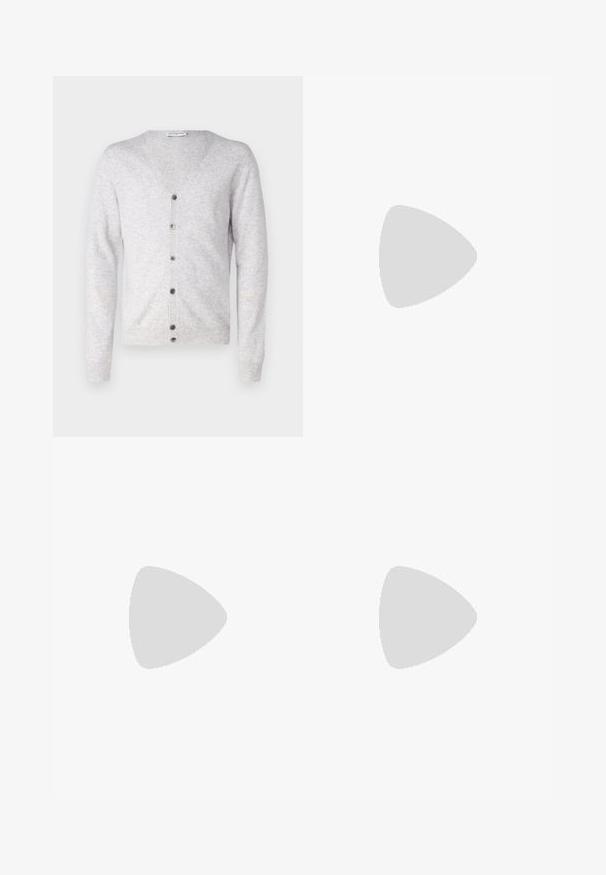 pure cashmere MEN V NECK CARDIGAN - Kardiganas - grey; Balta polo marškinėliai pagaminti iš medvilnės ir poliesterio mišinio, su apykakle, dviejų mygtukų uždarymu ir subtiliu siuvinėtu logotipu ant krūtinės.; Juodos kelnės, pagamintos iš lygaus audinio, su užtrauktuku, mygtuko uždarymu ir sukietintais riešais neformaliam dizainui.; Juodi odiniai batus be raištelių, turintys tekstūruotą paviršių ir kontrastingą smėlio spalvos gumos padai. Yra subtilus akcentas priekyje.