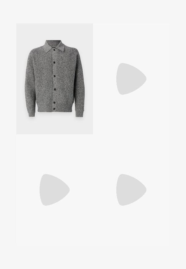 Grijze gebreide cardigan met kraag, lange mouwen en sluiting met knopen aan de voorkant. Beschikt over een gestructureerd patroon en ribbelboorden.; Zwarte katoenen T-shirt met een ronde hals, korte mouwen en een witte logo-print op de linkerkant van de borst. Eenvoudig, effen kleur ontwerp.; Zwarte broek gemaakt van een gladde stof, met een plooi aan de voorkant, een knopen sluiting en opgerolde manchetten bij de enkels.; Zwarte leren instapper met een ronde neus, subtiele stikdetails en een lage hak, met een gladde textuur en een minimalistisch ontwerp.