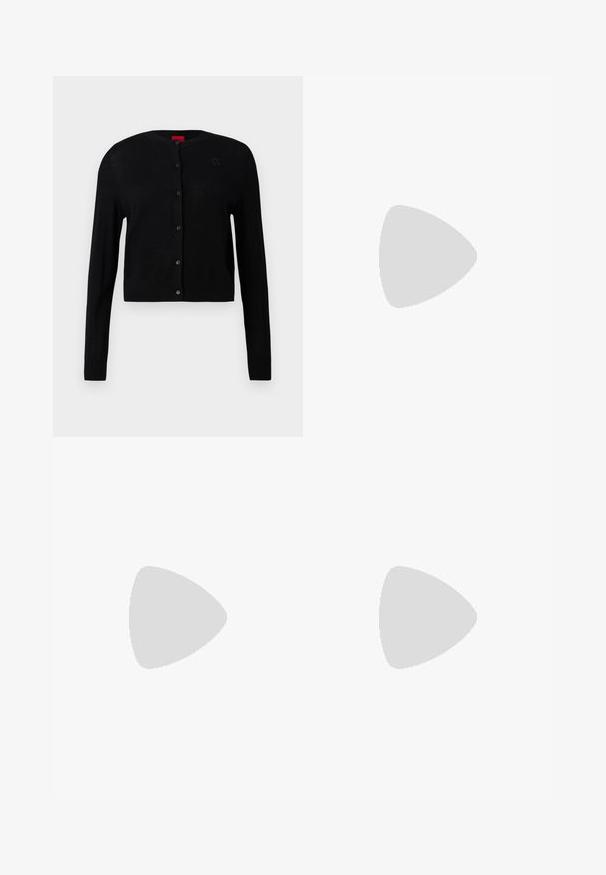 Cardigan preto feito de tecido leve, com decote redondo, mangas longas e fecho à frente com botões, apresentando um discreto detalhe do logótipo no peito.; Três camisetas de manga longa empilhadas: preta, cinza e branca. Cada uma tem um decote redondo e um design cropped, feitas de um tecido leve e suave.; Calças pretas amplas feitas de tecido elástico, com uma cintura alta e punhos largos com fendas laterais para maior liberdade de movimento.; Tênis de camurça cinza com atacadores brancos, riscas pretas e uma sola de borracha branca. Apresenta um logótipo circular na língua e uma sola de borracha.