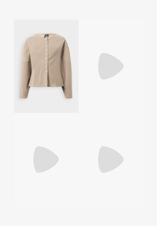 Beige strikket cardigan med rund hals, knappestolpe foran og lange ermer. Teksturert stoff med et subtilt mønster.; Hvit ermeløs topp laget av glatt, elastisk stoff med rynkedetaljer langs sidene, med rund halslinning og en tettsittende silhuett.; Beige plissert skjørt laget av teksturert stoff, med en tettsittende midjebånd og en utvidet design som strekker seg til midt på låret.; Burgunderrød lakk lær ballettleilighet med rund tå, liten sløyfe foran og en lav, svart gummisåle. Glatt tekstur.