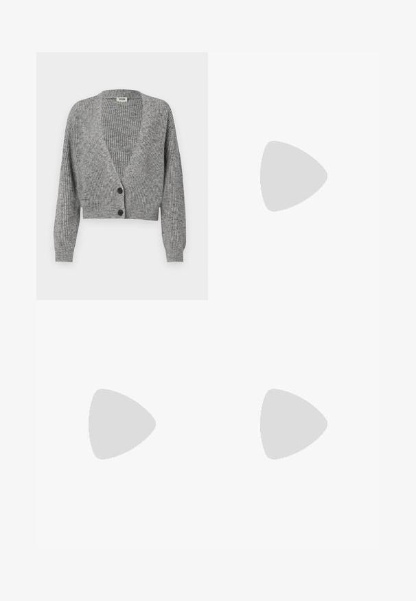 Cardigan grigio corto con texture a coste, scollatura a V e tre bottoni neri. Le maniche sono leggermente a palloncino, arricchendo il design.; T-shirt nero a maniche corte realizzato in morbido cotone, con scollatura rotonda, vestibilità rilassata e una superficie liscia. Nessun motivo o grafica visibile.; Jeans dritti blu chiaro in denim. Presentano cinque tasche, una chiusura con bottone in metallo e leggere sfumature per aggiungere texture.; Mule in pelle nera con punta affilata e tacco basso a blocco. Texture liscia con un design elegante. Retro aperto con dettagli minimi.
