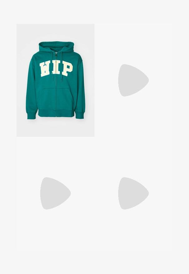 Haut à zip teal en tissu doux, doté d'une poche kangourou à l'avant et d'une grande inscription "WIP" en crème. Capuche avec double cordon de serrage.; T-shirt en coton blanc à manches courtes, col rond, avec un petit logo doré sur la poitrine gauche. Texture douce et coupe régulière.; Pantalon en coton beige à jambe droite, avec une fermeture à bouton à l'avant, des passants de ceinture et deux poches latérales. Texture lisse.; Sneakers en cuir blanc avec un design à tige basse, un bout arrondi, des détails perforés et une semelle texturée. Lacets et accents de couture discrets inclus.
