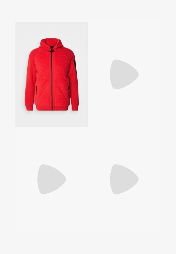 BOSS MARTIC czerwony; BOSS - T-shirt basic; Beżowe bawełniane spodnie o prostym kroju nogawki, z zapięciem na guziki i plisami z przodu dla dodatkowego zdobienia.; Białe i jasnobeżowe sneakersy sportowe, z siateczkową cholewką, perforowanymi detalami oraz teksturowaną podeszwą śródstopia z brandingiem na pięcie.