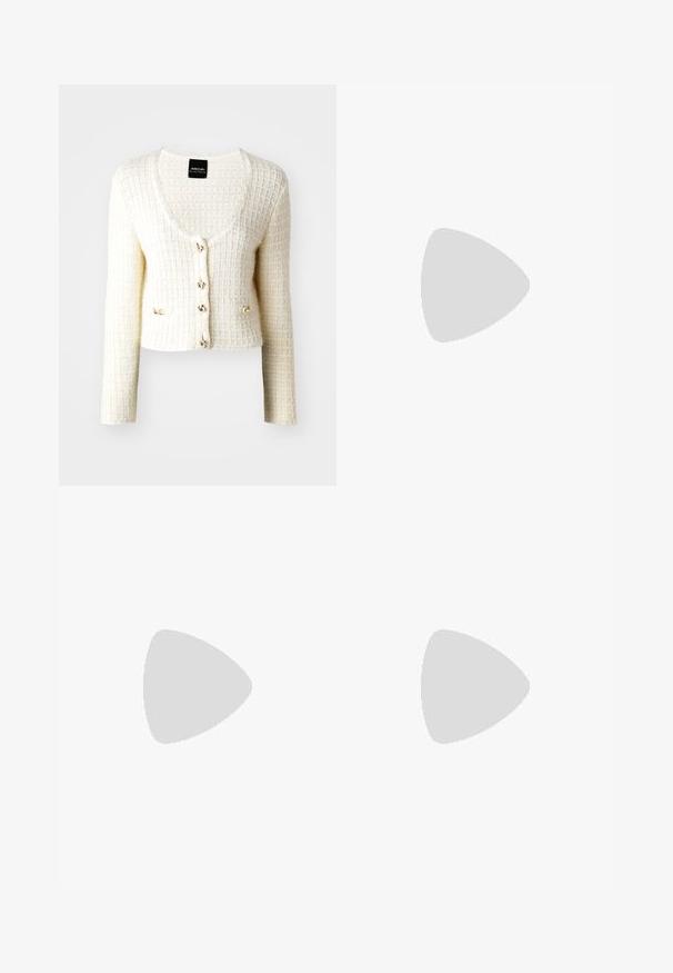 Cardigan blanc texturé avec un décolleté en scoop, cinq fermetures à boutons dorés et deux accents latéraux. Il dispose de manches longues et d'un design cropped.; Chemise blanche à manches longues, boutonnée, fabriquée en coton. Comprend un col classique et une broderie de marque discrète sur la poitrine. Texture lisse.; Pantalons larges beiges avec une texture lisse, dotés d'une taille haute et de deux poches avant. Design épuré avec une coupe ajustée.; Bottine en suede beige avec un bout pointu, des panneaux latéraux nervurés et un talon bloc noir. Dispose d'une sangle de tirage pour un enfilage facile.