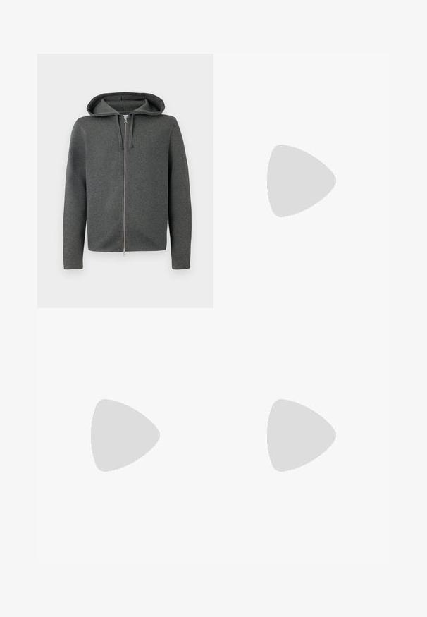 Grå hettegenser med glidelås, laget av myk stoff, med en glatt glidelås og lange ermer. Minimalistisk design, ingen synlige mønstre.; Langermet hvit bomullsskjorte med rund hals, sidespalter nederst og en jevn tekstur, vist fra baksiden.; Lys blå denimjeans med rett ben-design, fem lommer, knappeåpning, minimal falming og kontrasterende sømdetaljer.; Hvit sneakers med en glatt skinnoverdel og lav profil. Har en rund tå, seks snøring hull, og en teksturert gummisåle.