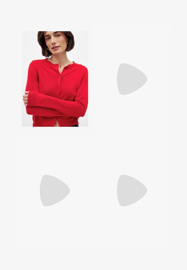 Cardigan rouge boutonné en maille fine avec des manches longues, un col rond et des poignets et ourlet côtelés.; Top noir à manches courtes en tissu extensible, dotée d'une coupe ajustée avec des détails froncés sur les côtés. Texture lisse, forme classique.; Pantalons larges noirs à taille haute, avec des détails de boutons à la taille et des plis sur le devant.; Escarpin en cuir noir avec un bout pointu et un petit talon bloc. Doté d'une bride de cheville avec une boucle dorée. Texture lisse.; Sac fourre-tout en cuir noir avec deux longues poignées, une texture lisse et une forme structurée. Dispose d'une poche avant pour un rangement supplémentaire.