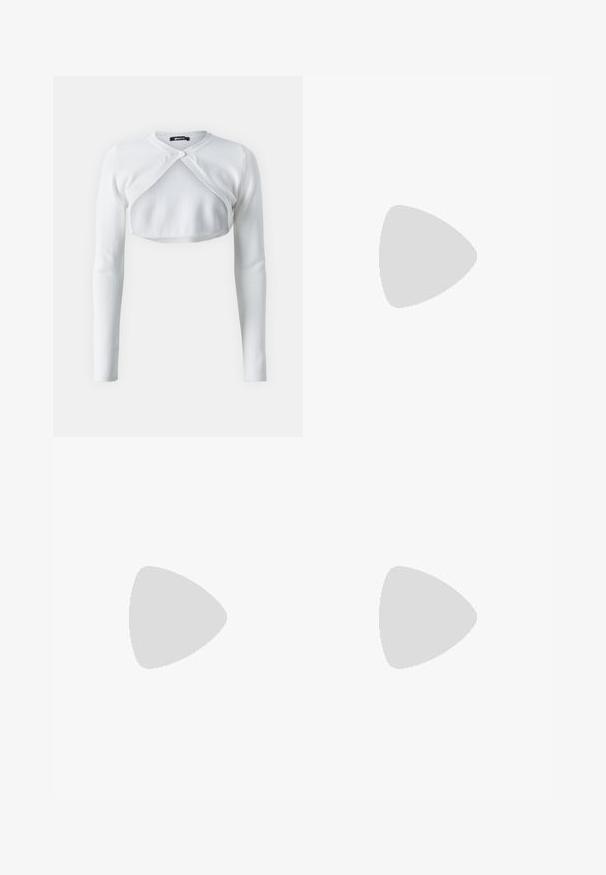Gina Tricot BOLERO - Kardigan - offwhite; Bílý top s krátkým rukávem a kulatým výstřihem. Má na stranách nařasenou texturu a přiléhavý siluetu, vyrobený z měkkého, elastického materiálu.; Bílé široké kalhoty vyrobené z měkké látky, které mají pružný pas a dvě přední kapsy. Hladký povrch a žádné viditelné vzory.; Stradivarius Tenisky - white; Hnědá kožená taška přes rameno s hladkou texturou, otevřeným designem a dvěma ramenními popruhy. Obsahuje minimální švy a žádné viditelné kovové prvky.