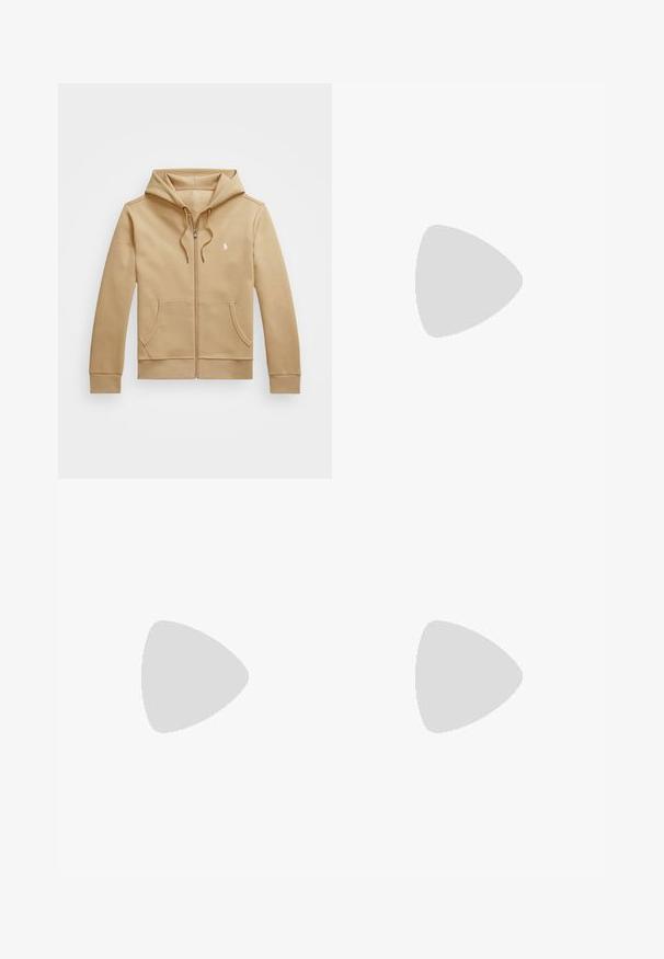 Sweatshirt com fecho éclair de tom bege, com capuz em camadas e cordões, bolsos frontais, punhos canelados e um pequeno logo branco no peito. Textura suave.; Camisa polo branca em algodão, com colarinho de dois botões, mangas curtas e um logótipo discreto no lado esquerdo do peito. Textura suave.; Chinos brancos feitos de algodão, com frente lisa, passadores de cinto, dois bolsos laterais e um único bolso traseiro. Textura suave com perna reta.; Sapatilha branca com material sintético suave, bico redondo e design com atacadores. Apresenta um detalhe em camurça cinza claro no calcanhar e um logo bordado.