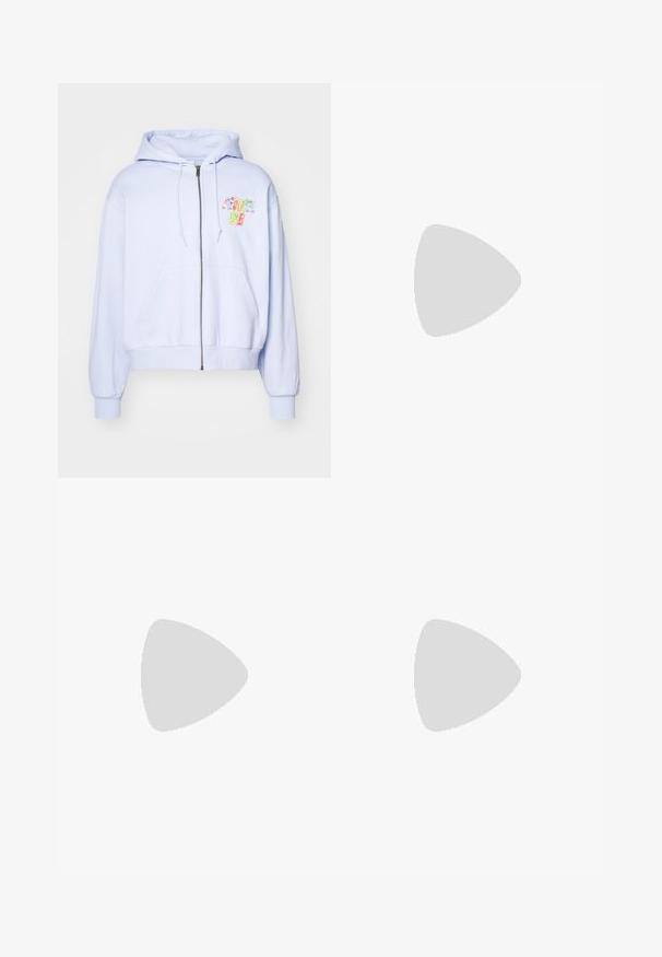 Felpa leggera azzurra con zip, realizzata in tessuto morbido, dotata di tasca frontale, polsini elasticizzati e un logo ricamato colorato sul petto.; T-shirt in cotone blu navy con maniche corte, caratterizzato da testo dorato "Carhartt University" e un patch del logo sul lato sinistro del petto.; Pantaloni cargo bianchi in cotone con vestibilità rilassata. Tra le caratteristiche ci sono tasche frontali, dettagli in metallo dorato e sezioni rinforzate sulle ginocchia.; Scarpe da ginnastica bianche con sovrapposizioni testurizzate, suola spessa e accenti grigi. Indossate con calze corte bianche e pantaloni corti verdi su una superficie blu.