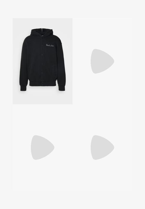 Sort hættejakke lavet af blødt stof, med trykknaplukning foran og sidelommer. Broderet "Dark Side" tekst på brystet.; Hvid bomulds T-shirt med korte ærmer, der har et sort trykt design med teksten "OFFICIAL USE ONLY" sammen med Nike-logoet på venstre side.; Lysebeige brede bukser lavet af bomuld. Har forlommer og en knaplukning. Glat tekstur med subtile lodrette linjer.; Hvide atletiske sneakers med en glat overdel, snørebåndslukning, polstret sål og en synlig luftenhed med røde akcenter på brandingen.
