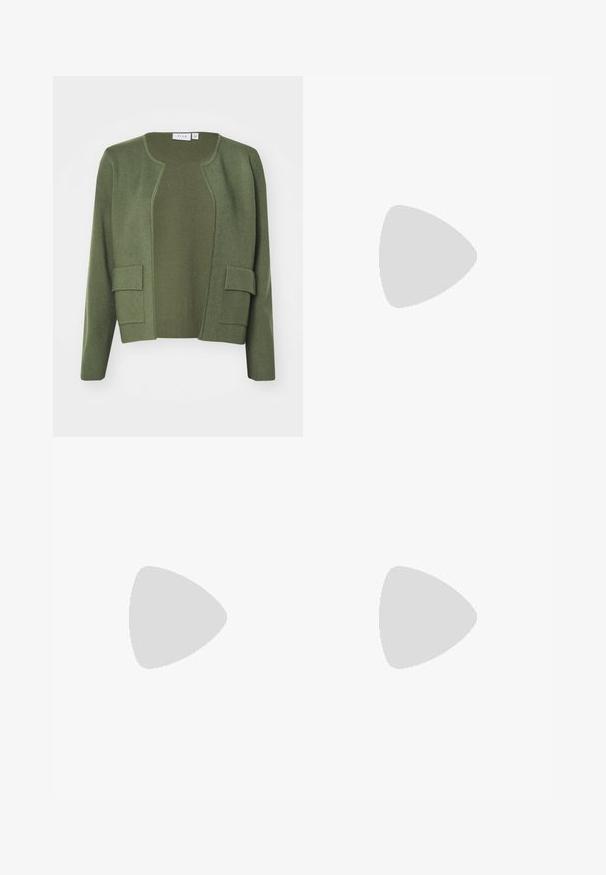 Olivza zaļa kardigāna izgatavots no mīkstas auduma, ar atvērtu priekšpusi, abām priekšējām kabatām un noapaļotu kakla izgriezumu, ar teksturētu apdari.; Divi bez piedurknēm riboti turtleneck topi melnā un baltā krāsā, ar pieguļošu dizainu un gludu faktūru, ar īsu garumu.; Burgundijas samta midi svārki ar gludu tekstūru, taisnu piegriezumu un nedaudz izplešamu apakšmalu. Nav redzamu rakstu vai detaļu.; Melni ādas apavi ar noapaļotu purngalu, biezām bloku papēžiem un elastīgiem sānu akcentiem, apvienoti ar tumšām zeķubiksēm un melnu svārku ar šķirbu.; Sieviete ar garām tumšām matiem, ģērbusies melnā uzvalkā, nēsā melnu ādas plecu somu un skatās pāri plecam uz balta fona.