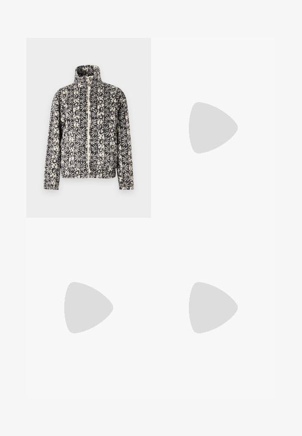 Giacca zip-up in peluche con motivo floreale in bianco e nero, caratterizzata da un alto colletto e maniche lunghe. Morbido al tatto, design casual e tasche laterali.; T-shirt nera cropped in cotone, con maniche corte, scollo rotondo e un piccolo logo bianco sul lato sinistro del petto.; Jeans in denim a gamba larga realizzati in cotone blu di medio peso. Presentano un classico design a cinque tasche e una chiusura con zip e bottone.; Sneaker in pelle bianca con dettagli in suede beige, punta perforata, lacci piatti e suola testurizzata color crema. Presenta un logo discreto sul tallone.