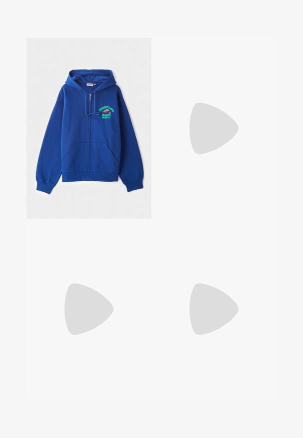 Sudadera azul con cremallera, confeccionada en tejido suave. Presenta una capucha con cordones y bolsillos frontales. Incluye un gráfico de texto colorido en el lado izquierdo del pecho.; Camiseta blanca de algodón con cuello redondo, mangas cortas y un bolsillo en el pecho que presenta un parche con logo. Diseño minimalista y textura sin costuras.; Pantalones cargo de algodón blancos con un corte relajado. Las características incluyen bolsillos frontales, detalles en dorado y secciones de rodilla reforzadas.; Zapatillas Nike Air Max en color azul marino, con parte superior de ante y malla, que presentan acentos amarillos, cordones en la parte frontal y amortiguación de aire visible en la suela.
