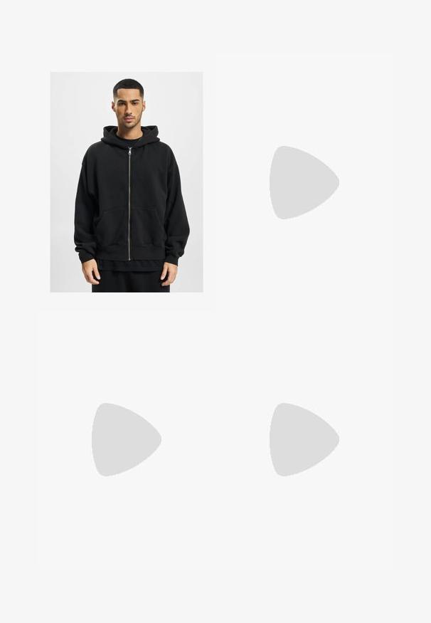 Sudadera con cremallera negra hecha de tela suave, que presenta una gran capucha, dos bolsillos delanteros y puños acanalados. Corte relajado y diseño minimalista.; Camiseta blanca de algodón con mangas cortas, cuello redondo, corte relajado y sin logotipos ni patrones visibles. Textura suave y diseño minimalista.; Pantalones de chándal negros hechos de tela suave, con una cinturilla elástica con cordón, puños acanalados y un pequeño logo en el muslo izquierdo.; Zapatillas de cuero blanco con perforaciones, punta redonda, suela plana y cordones gruesos, con un logo de swoosh visible y "AIR" en el talón.