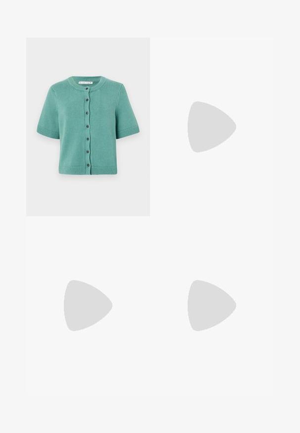 Cardigan à manches courtes en teal, fabriqué en tissu tricoté texturé. Il présente un col rond, une fermeture à boutons et un ourlet ainsi que des manches côtelés.; Haut noir à manches longues en tissu lisse et extensible. Présente un col large et une silhouette ajustée, sans motifs ni embellissements.; Jean large en denim foncé. Doté de deux poches avant et d'une fermeture à bouton. Texture lisse avec des coutures visibles et une forme structurée.; Mocassins en cuir noir avec un nœud lié, présentant des œillets dorés le long des côtés et une semelle en caoutchouc plate. Texture lisse, design classique.