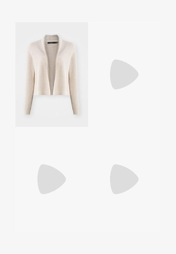 Beige strikket cardigan med ribbestruktur, åpen frontdesign og lange ermer. Midtlengde med en avslappet passform og uten lukking.; Tre lange ermer t-skjorter stablet: svart, grå og hvit. Hver har en rund hals og et kort design med glatt, lett stoff.; Sorte flagrende bukser laget av elastisk stoff, med høyt liv og flagrende mansjetter med sidespalter for økt bevegelsesfrihet.; Grå semsket sneakers med hvite lisser, svarte striper og en hvit gummisåle. Har en sirkulær logo på tungen og en gummisåle.