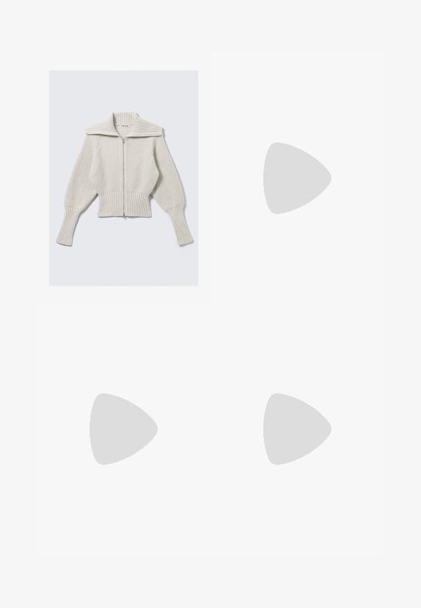 Svetle šedý zkrácený svetr s širokým žebrovaným vzorem, velkým límcem, plným zipem a objemovými rukávy pro pohodlný střih.; Bílá tričko s krátkým rukávem a kulatým výstřihem, vyrobené z jemné bavlny, s jednoduchým a čistým designem bez viditelných vzorů nebo akcentů.; Černé široké džíny vyrobené z denimu, s malými tečkovanými vzory, klasickým pětikapsovým designem a zapínáním na knoflík a zip.; Sportovní boty s bílým koženým svrškem, šedou semišovou špičkou a třemi černými pruhy. Obsahují modré logo na jazyku a texturovanou gumovou podrážku.; Červené obdélníkové brýle s elegantním designem. Průhledné čočky, mírně průsvitné stranice a přechodový efekt z červené do šedé.