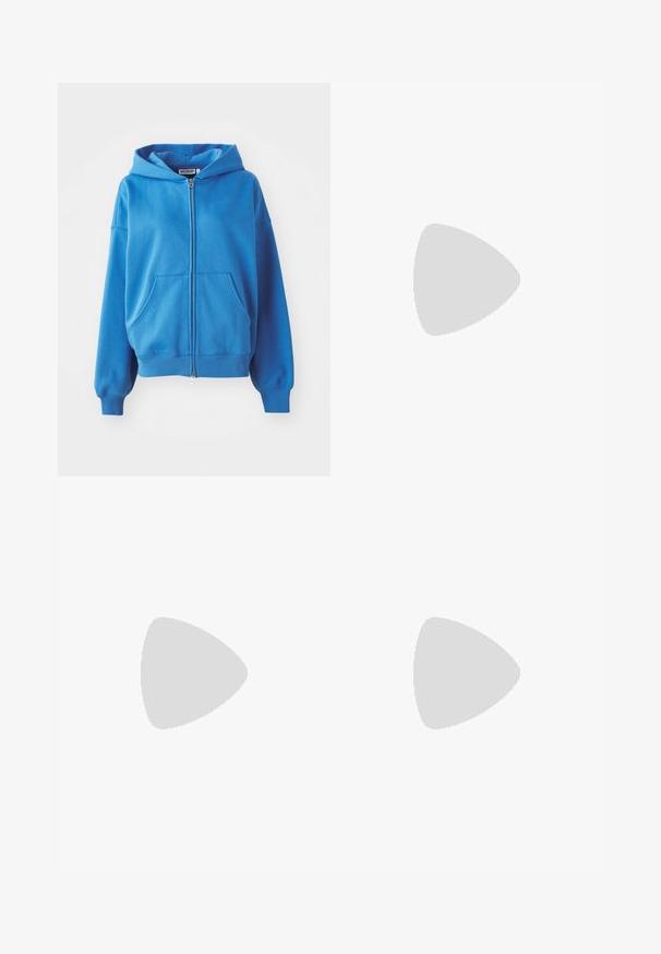 Sweatshirt azul com fecho éclair, capuz, dois bolsos frontais, punhos e bainha canelados. Feito de tecido macio, com uma textura suave e um design simples.; T-shirt oversized preto com uma gráfica de um urso e o texto "NÃO FOFO, MAS SELVAGEM" em letras brancas e em negrito. Material em algodão.; Jeans de lavagem clara, de cintura alta, feitos de denim. Apresentam pernas largas, duas áreas rasgadas nos joelhos e o estilo clássico de cinco bolsos.; Sapatilha alta de tela branca com sola de borracha preta, bico de borracha na frente e seis ilhós para os atacadores, apresentando um design limpo e minimalista.
