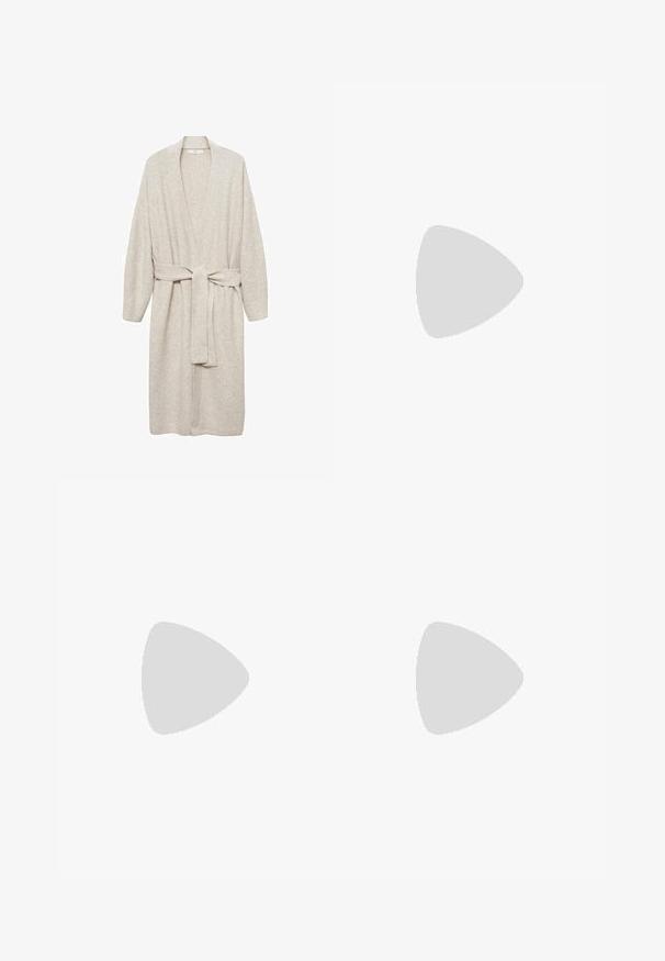 Rocca in maglia beige con maniche lunghe, apertura frontale e cintura. Presenta polsini a coste e una texture liscia. Design casual di lunghezza media.; Top bianco aderente realizzato in tessuto a coste, con maniche a farfalla e dettagli arricciati sui lati per texture e forma.; Pantaloni a gamba larga bianchi realizzati in un tessuto leggero. Presentano una vita elastica con cordoncino e tasche laterali. Texture liscia.; Sneakers in suede rosa chiaro con strisce e lacci bianchi, dotati di una linguetta testurizzata e di una suola in gomma, posizionati su un tappeto blu.