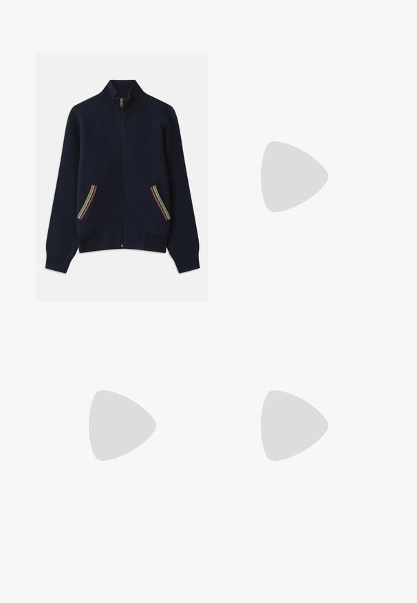 Tumes sinine tõmblukuga sviiter kõrge kraega, millel on kaks taskut, kaunistatud vikerkaare triipudega ja kuldse tõmbluku ning pehme tekstuuriga, mugav lõige.; Valge pikamaa varrukatega nööbiga särk, mis on valmistatud puuvillast ja millel on rinna tasku toon-toonis brodeeringuga, krae ja nööbiga mansetid.; Prunnid, kõrge vöökohaga püksid, mis on valmistatud tekstureeritud kangast. Omavad laiu jalgu ja kahte eesmist voldikut struktuuri jaoks. Korralik viimistlus, ilma nähtava riistvarata.; Mustad mustad nahast loafers sileda tekstuuriga, ümarat ninaosa ja dekoratiivne riba vampi üle. Madal kihiline konts, minimalistlik disain.