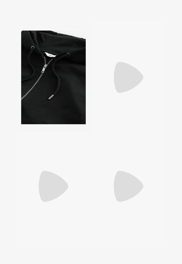 Sort zip-up hoodie med snortræk i hætten, metallisk lynlås og struktureret stof. Har et lille brandetiket inde i halsudskæringen.; Sort bomulds T-shirt med et hvidt "ARCHIVE inc." logo over brystet, korte ærmer og rund halsudskæring.; Sorte bomuldsbukser med en afslappet pasform, der har en klassisk talje, frontfolder og sidelommer. Glat tekstur uden mønstre.; Sorte læder slip-on sko med rund tå og tykk tekstureret gummisål. Har diskret syninger og elastiske detaljer ved kraven.