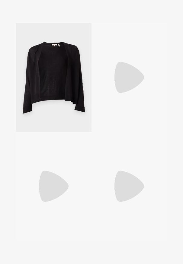 Zwarte cardigan met een relaxte pasvorm, open voorkant, lange mouwen en geribbelde zoom. Gemaakt van lichtgewicht breimateriaal. Geen sluitingen.; Marineblauw en witte gestreepte longsleeve top met een bootnek en gouden knoopaccenten op de opgerolde mouwen. Zachte stof, relaxte pasvorm.; Zwarte wijde pantalon van gladde stof, met twee met wit geaccentueerde zakken en decoratieve knopen aan de voorkant.; Zwarte gepolijste leren slingback hakken met een spitse neus, een ronde uitsnede en een blokhak. Voorzien van een gouden gespaccent.