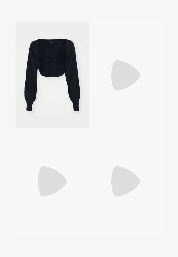 ONLY ONLAMANDA BOLERO  - Kofta - black; Vit örngott med en slät, mjuk textur, med rektangulär form och rena kanter, utformat för standardkuddar.; Svarta vida byxor i en mjuk kvalitet, med flat front, bältesöglor och pressade veck för en skräddarsydd look.; Vita lackläder högklackad sko med spetsig tå och en slät yta, med en smal klack och låg skärning runt öppningen.; Runda solglasögon med mörka linser och guldramar. Modellen bär en ljusblå, ribbad cardigan med knappar och kontrasterande vita ärmar.; Michael Kors handledos i beige belagd kanvas med ett upprepande MK-logomönster, gyllene detaljer och ett avtagbart kedjehandtag.