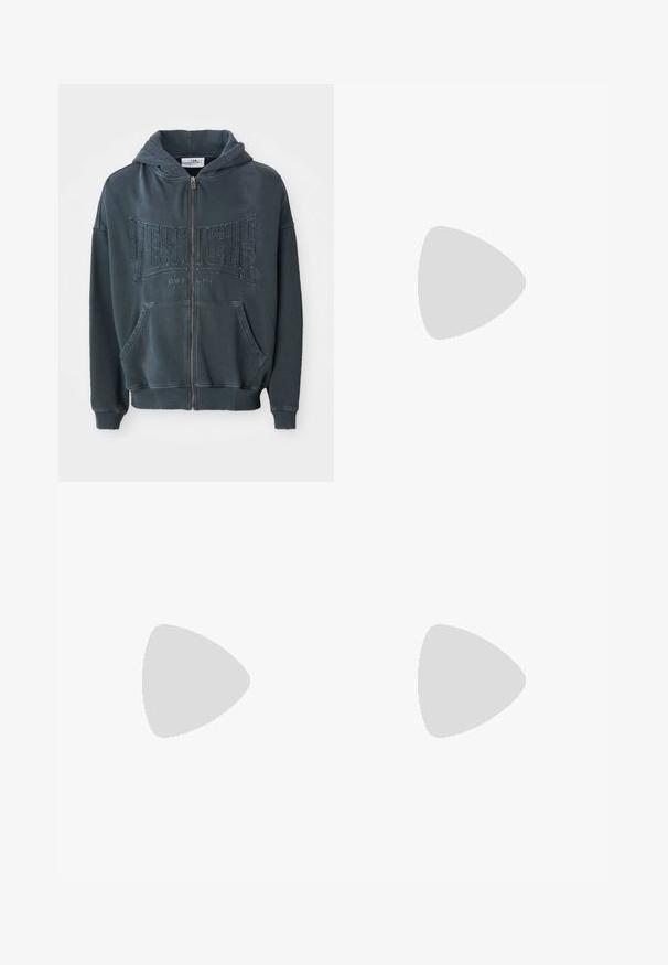 Sötétzöld, cipzáros kapucnis pulóver, amelynek elülső részén texturált "VERTETRE BERLIN" logó található, húzózsinóros kapucnival és kenguru zsebekkel.; Barna és krém színű kockás ing, gombos gallérral, hosszú ujjakkal és elülső gombokkal; texturált anyagból készült.; Sötétkék farmernadrág egyenes szabással, öt zsebbel, kontrasztos narancssárga varrással és gombos záródással. Nem látható rajta mintázat vagy díszítés.; Bézs velúr sportcipő három sötétkék csíkkal, fehér fűzőkkel és világosbarna gumi talppal. A nyelvén logó található, valamint a "CAMPUS" felirat.