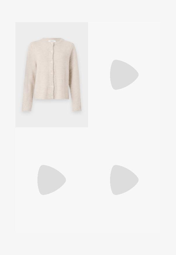 Beige cardigan van zacht gebreid materiaal, met een ronde halslijn, lange mouwen en zes knopen aan de voorkant. Klassiek, eenvoudig ontwerp.; Witte fitted top van ribstof met korte mouwen en geplooide details aan de zijkanten voor textuur en vorm.; Wijdvallende jeans van zwarte denim met een ritssluiting aan de voorkant, vijf zakken en subtiele stikdetails. Soepele textuur en casual stijl.; Zwarte enkelbotten met een glanzende afwerking, vierkante neus, blokhak en zij-elastische inzet. Gecombineerd met zwarte tapse broek.