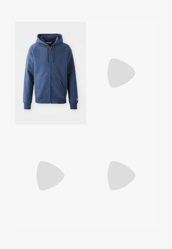 Blå zip-up hettegenser laget av bomullsblanding, med snøre i hetten, frontlommer og ribbestrikkede mansjetter og nederkant.; Hvit langermet T-skjorte laget av bomull. Rund hals-design med ribbestrikkede mansjetter og en liten logo på venstre erme. Glatt tekstur.; Grønne kordfløjelbukser med lige ben, der har fem lommer, metalknaplukning og tekstureret ribbet overflade.; Svarte tekstil-sneakers med hvite snørebånd, beige gummisåle og rødt akssent ved hælen. Rund tå og minimal stingdetalj.