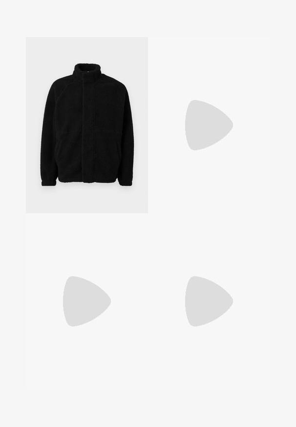 Svart fleecejakke med høy krage, glidelås foran, to sidelommer, teksturert materiale og raglanermer. Enkel, uvansert design.; Nike svart bomull T-skjorte med klassisk rund hals, korte ermer, og en subtil, preget logo på brystet. Glatt tekstur.; Svarte sportbukser med elastisk midje, hvite sidestiper, glidelås nederst, og en gummiaktig logodetalj foran.; Svarte sportssko med teksturert stoff og gummisåler, med elastiske lisser og en blå detalj på hælen. Brukt med lyse denimbukser.