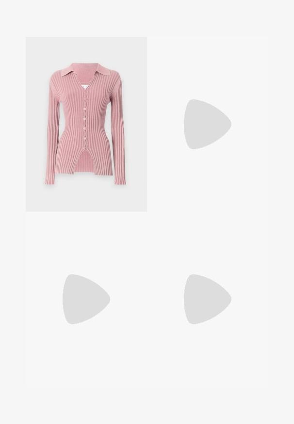 Šviesiai rožinės spalvos ilgomis rankovėmis, raukšlėta kardiganas su apykakle, V formos iškirpte ir penkių mygtukų uždarymu, turintis išskirtinį skeltą hemą.; Juodas medvilninis marškinėliai su apvalia iškirpte, trumpomis rankovėmis ir siuvinėjimu ant krūtinės. Paprastas, laisvas siluetas be raštų.; Juodi pritaikyti kelnių modeliai su tiesiomis kojomis, pasižyminčios lygiomis tekstūromis ir ryškiomis klostėmis priekyje. Nėra matomų detalių.; Juodas odinis pavasario batelių modelis su smailiu nosiu, turintis siaurą kulniuką ir auksinės spalvos akcentu reguliuojamoje juostoje. Lygi tekstūra.