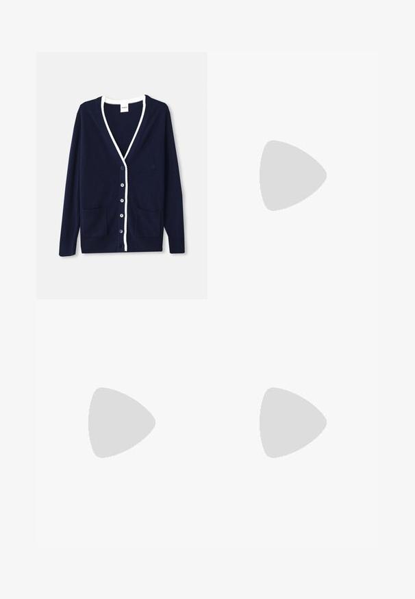 Navy svetr z měkkého materiálu, s výstřihem do V, bílými lemy, pěti knoflíky a dvěma předními kapsami. Klasický design s jemnými akcenty.; Bílý tričko s krátkým rukávem, se volným střihem a nařasenou texturou v pase. Vyrobeno z měkkého, lehkého materiálu.; Široké tmavě modré džíny z denimu s knoflíkovým zapínáním, pěti kapsami a kontrastním bílým šitím. Tkanina má hladký, mírně texturovaný povrch.; Modré semišové boty s růžovými pruhy a bílými tkaničkami, vybavené gumovou podrážkou, spárované s volnými džínovými kalhotami na zeleném povrchu.