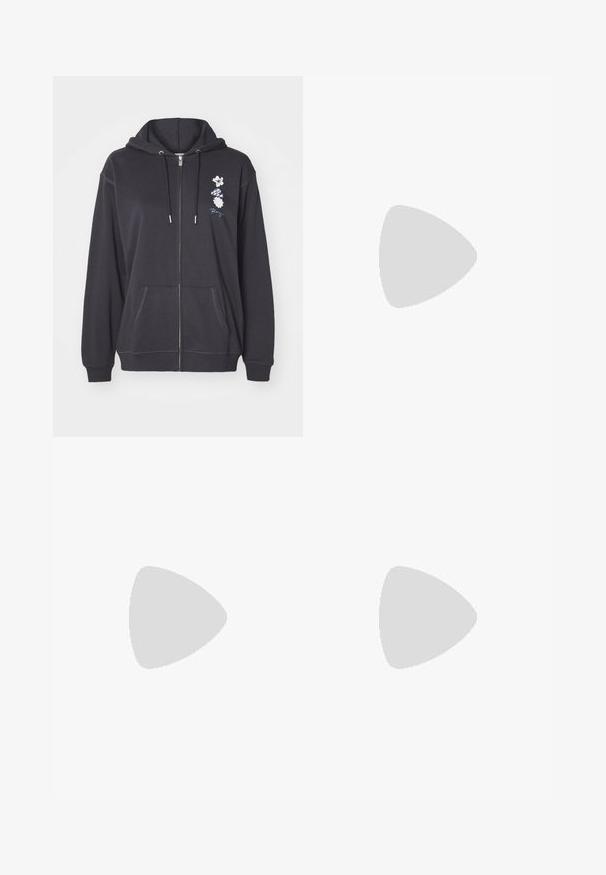 Felpa zip con cappuccio di un blu scuro, realizzata in tessuto morbido, con cappuccio regolabile, due tasche frontali e ricamo floreale sul lato sinistro.; T-shirt in cotone beige con vestibilità comoda, scollo rotondo, maniche corte e un piccolo logo quadrato sulla parte sinistra del petto.; Pantaloni cargo a gamba larga blu navy in un robusto tessuto di cotone, con tasche laterali e chiusura con bottone in vita.; Sneaker Samba con una combinazione di colori crema e beige, caratterizzate da tre strisce blu chiaro, lacci bianchi e suole in gomma marrone.