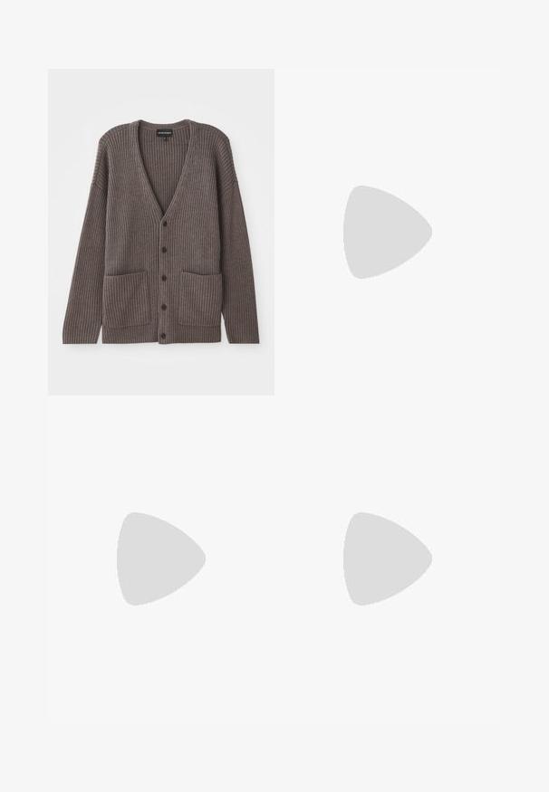 Cardigan en maille côtelée gris foncé avec un col en V, des manches longues et deux poches avant. Fermé par cinq boutons sombres. Texture douce.; T-shirt noir à manches courtes oversize avec un col rond et une étiquette de marque Filippa K visible à l'intérieur du col.; Pantalon noir taille haute à pattes larges, en tissu lisse. Présente des plis sur le devant et des passants de ceinture. Design minimaliste, sans matériel visible.; Chaussure slip-on tissée noire avec un accent en cuir lisse sur le dessus, un design à bout rond et une semelle en caoutchouc à profil bas.