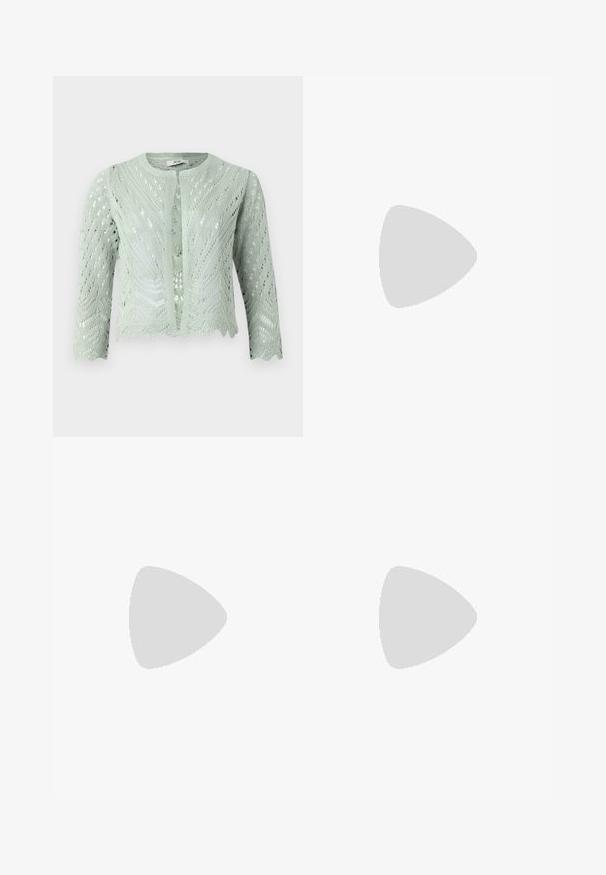 Ljust grön stickad cardigan med hålmönster, trekvartslånga ärmar och scallop-hamn. Designad med rund halsringning och utan knäppningar.; Vit t-shirt med kort ärm i bomull. Har en rundad halsringning och en avslappnad passform. Slät textur utan synliga mönster eller detaljer.; Vita vida byxor i vid passform gjorda av ett lättviktsmaterial. Har en elastisk midja med dragsko och sidofickor. Slät textur.; Vit högklackad sandal med en kraftig klack, med ett remdesign och ankelband. Slät textur med en plattform framtill för ökad höjd.