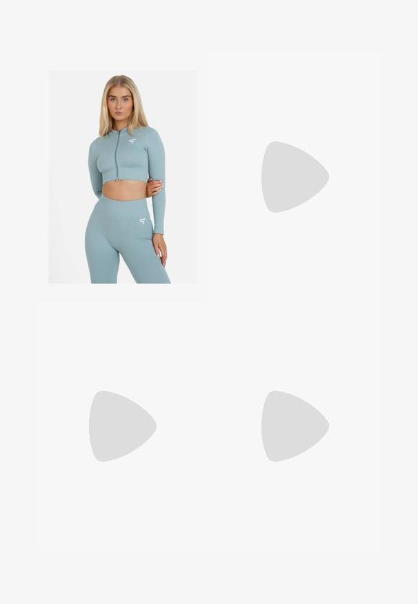 SQUATPROOF LONG SLEEVE NO SURRENDER SEAMLESS   - Majica s kapuljačom i patentnim zatvaračem - blue grey; Crna majica kratkih rukava od glatkog materijala; ima drapirani izrez i asimetrični donji rub, uz prilagođeni kroj tijela.; Svijetloplavi traperice sa opuštenim krojem bootcut, srednji struk, metalno dugme za zatvaranje i oznakom "OPUŠTENI BOOTCUT."; Crne lakirane sandale na pete sa kvadratnim nosom, trakama oko gležnja i srebrnim kopčama. Imaju čvrst blok petu za stabilnost.