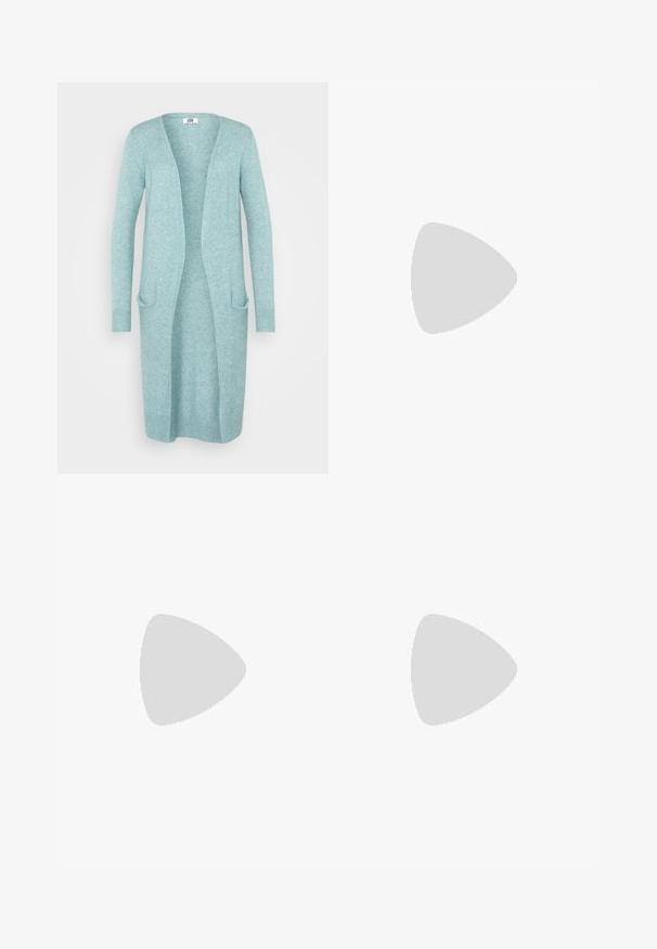 Cardigan long bleu clair en tissu doux, avec un front ouvert, deux poches avant et des poignets côtelés. Sans boutons ni fermetures.; Débardeur blanc côtelé avec un col rond, sans manches et d'une longueur cropped. L'étiquette indique "JJXX". Texture du tissu lisse.; Pantalons noirs à jambes larges avec une taille élastique, fabriqués à partir d'un tissu lisse. Présente un design épuré sans poches ni détails de couture visibles.; Baskets en suede noir et gris avec un grand logo "N" couleur crème, lacets violets et semelle extérieure en caoutchouc gomme texturé.