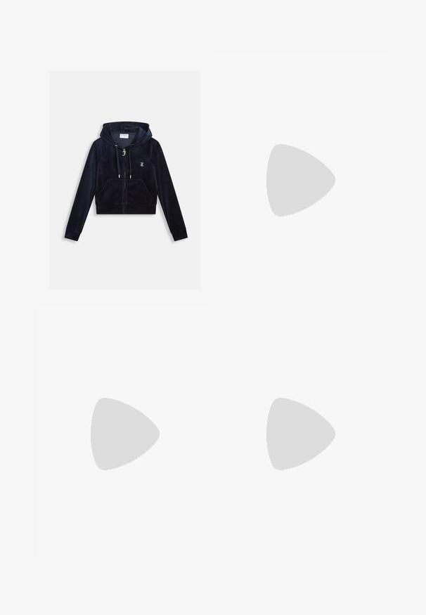Donkerblauwe cropped hoodie van zachte fluweel, met een rits aan de voorkant, een trekkoord en voorzakken, met een klein logo op de borst.; Witte, nauwsluitende tube-top gemaakt van een gladde stof. Het heeft een eenvoudige vorm zonder duidelijke patronen of hardware, met een zachte, naadloze uitstraling.; Zwarte wijde pijpen broek gemaakt van lichtgewicht stof. Heeft een elastische tailleband met een trekkoord en witte zijstrepen. Merklogo op de heup.; Zwarte hoge sneakers met een lange canvas schacht, witte oogjes en veters. Bevat een rubberen neuskap en een contrasterende witte zool.