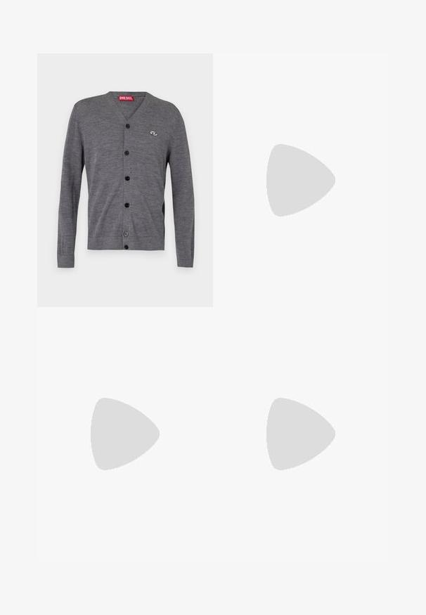 Cardigan gri cu decolteu în V, mâneci lungi, cinci nasturi negri și un mic logo pe pieptul stâng. Fabricat din material tricotat moale.; Tricou alb cu mânecă scurtă, confecționat din bumbac, cu decolteu în formă de cerc și o textură netedă, cu croială dreaptă și fără modele.; Jeans negri din denim cu un croi drept, având fermoar, buzunare frontale și un design clasic cu cinci buzunare. Textură moale și rezistentă.; Adidași New Balance cu un upper din plasă și piele întoarsă de culoare albastru închis, accente gri, logo alb, talpă cu amortizare și detalii texturate.