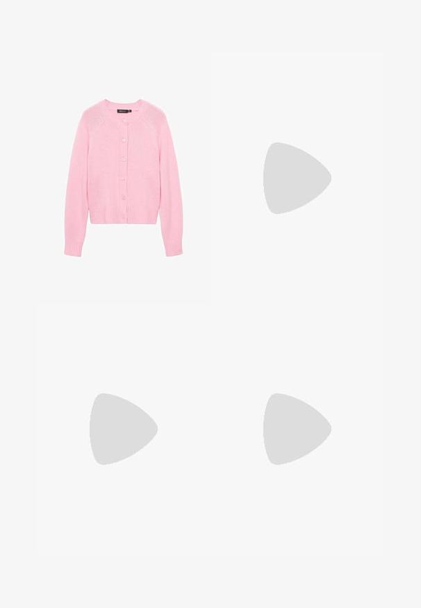 Roza kardigan z okroglo izrezom, dolgimi rokavi in rebrastimi manšetami. Ima gumbasto zapiranje na sprednji strani in gladko pleteno teksturo.; Bela kratka majica s kratkimi rokavi iz bombaža. Ima okroglo izrezovanje in sproščen kroj. Gladka tekstura brez vidnih vzorcev ali poudarkov.; Bele široke hlače iz lahkega materiala, ki imajo elastičen pas in vrvico za prilagajanje. Gladka tekstura.; Ravne sandale s svetlo rjavim gumijastim podplatom, zasnovane s tremi prekrivajočimi se belimi usnjenimi trakovi in majhnim lokom na sredini.; Svetlo siva usnjena torba z U-oblika zasnovo in ukrivljenim kovinskim ročajem. Gladka tekstura z minimalnim šivom in brez vidnih vzorcev.