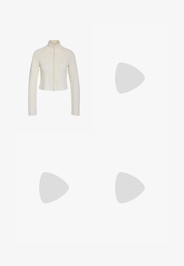 Pulover tricotat crema, scurt, cu guler înalt, fermoar complet pe față și textură cu nervuri. Are mâneci lungi și o potrivire strânsă.; Tricou alb cu mâneci lungi și guler înalt, realizat dintr-un material neted și elastic. Dispune de un design ajustat, fără modele vizibile sau embellishments.; Jeans din denim, de un albastru deschis, cu croială largă, talie înaltă, design cu cinci buzunare și o ușoară decolorare pentru un aspect purtat.; Adidași albi cu platformă, fabricați din material sintetic neted, cu vârf rotund, design cu șireturi și talpă din cauciuc texturat. Accente negre la călcâi.