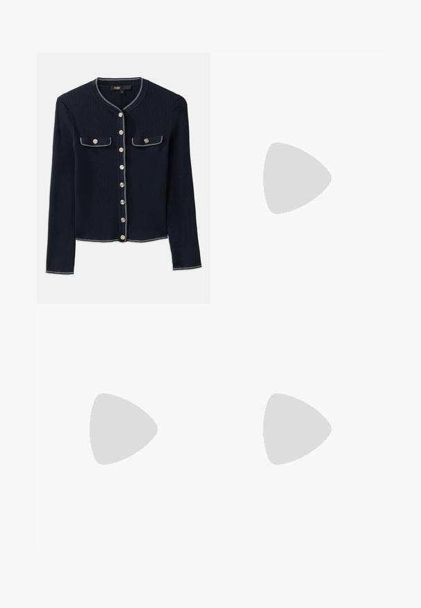 Granatowy kardigan z prążkowanej dzianiny z długimi rękawami, okrągłym dekoltem, zapięciem na srebrne guziki oraz dwiema kieszeniami na piersi, obramowanymi białym przeszyciem.; Biały dzianinowy crop top z kwadratowym dekoltem, zdobiony strukturalnymi wzorami i szerokimi prążkowanymi ramiączkami. Miękka tkanina o delikatnym połysku.; Szerokie spodnie wykonane z jasnego beżowego materiału o teksturowanym, tkanym wzorze. Posiadają przedni pas i brak widocznych zapięć.; Czarne skórzane buty typu slingback z ostrym noskiem, ozdobnymi paskami z metalowymi oczkami oraz niskim klinowym obcasem. Teksturowana powierzchnia.