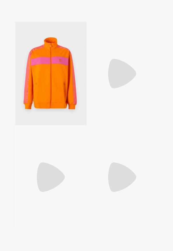 Oranžinė zip-up striukė su aukštu apykakle, pasižyminti rožinėmis horizontaliosiomis juostelėmis ir trimis rožinėmis juostelėmis ant rankovių. Pagaminta iš lygios medžiagos.; Balta medvilnė marškinėliai su trumpomis rankovėmis ir apvalia iškirpte. Ant krūtinės yra juodas Adidas logotipas, o vidinė apykaklė yra kontrastinga juoda.; Kreminės spalvos laisvos kelnės, turinčios tamsiai rudas šonines juostas ir išsiuvinėtą logotipą kairiajame šlaunyje.; Balti sportbačiai su šviesiai mėlynomis juostelėmis, guminėmis padangomis ir raištelių užsegimu. Yra auksinė prekės ženklo etiketė ir glotnaus odos panašumo tekstūra.