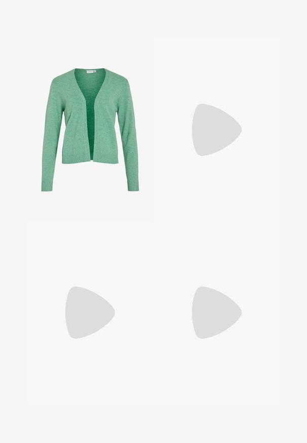 Cardigã verde de manga longa com decote em V, abertura frontal, punhos canelados e bainha. Feito de um tecido de malha macio e texturizado.; Top curto branco com nervuras, apresentando um decote redondo, design sem mangas e um comprimento cropped. Rótulo lê "JJXX." Textura de tecido suave.; Calças largas e pretas com uma cinta elástica, feitas de um tecido suave. Apresentam um design limpo, sem bolsos ou detalhes de costura visíveis.; Sneaker em camurça preta e cinza com um grande logótipo "N" creme, cordões roxos e uma sola de borracha texturizada em cor de goma.