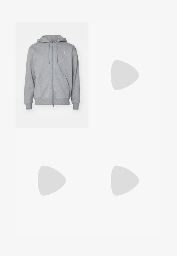 Haut à zip gris fabriqué dans un tissu doux, avec une poche avant, des cordons de serrage et un petit logo blanc sur la zone gauche de la poitrine.; T-shirt en coton blanc avec des manches courtes, un col rond, une coupe décontractée et sans logos ni motifs visibles. Texture lisse et design minimaliste.; Pantalons de jogging noirs en tissu doux, dotés d'une taille élastique avec un cordon de serrage, de poignets côtelés et d'un petit logo sur la cuisse gauche.; Baskets en cuir blanc avec perforations, à bout rond, semelle plate et lacets épais, arborant un logo swoosh visible et "AIR" sur le talon.