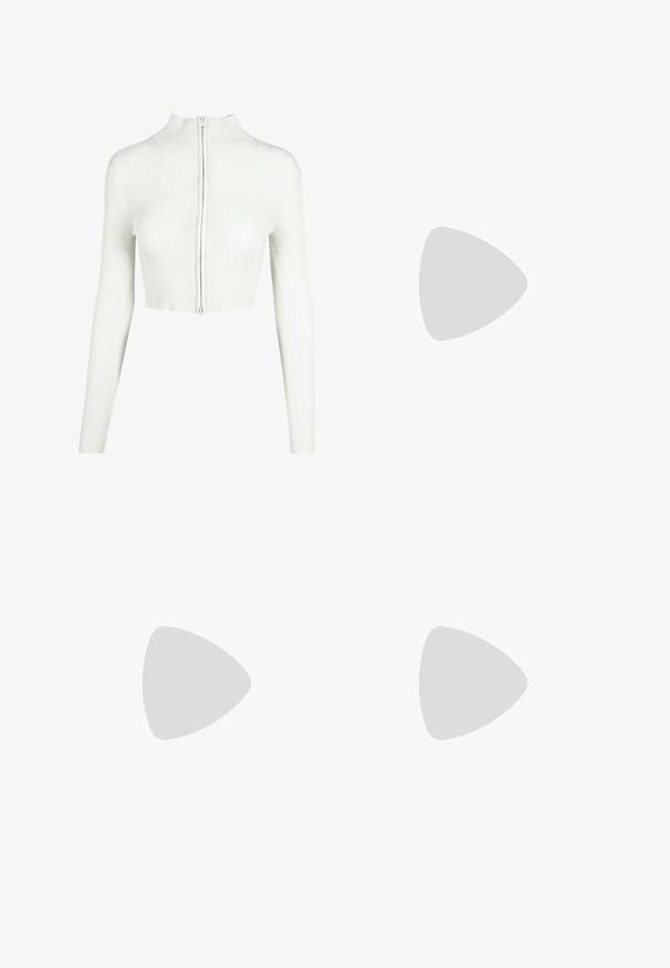 Witte geribde gebreide crop top met lange mouwen en hoge kraag. Voorzien van een rits aan de voorkant en een gladde textuur.; Witte katoenen t-shirt met een klassieke ronde hals, korte mouwen en een getailleerde vorm. Geen patronen of accenten zichtbaar.; Grijze sweatpants met een elastische tailleband, een trekkoord-detail en een klein wit Nike-logo op de linkerdij. Zachte stof, losvallend.; Grijze Nike Air Force 1 sneaker met geperforeerde neus, glad leren bovenwerk, dikke zool en verhoogde 'AIR' details op de hiel.