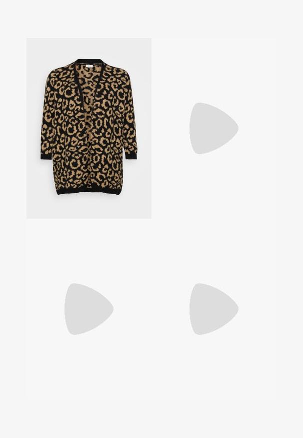 Lepardtrykt cardigan i svart og tan, oversized passform, åpen front, trekvartlange ermer, myk strikket tekstur, ribbede mansjetter og kant.; Tre figurerte T-skjorter i hvit, grå og svart. Hver har en bred scoop-nakke og korte ermer. Laget av glatt, elastisk stoff.; Svarte flared bukser laget av elastisk stoff, med høy midje og en glatt tekstur. Buksene vidder ut fra kneet.; Svarte høye sneakers med hvite gummisåler og lisser. Har et rundt logo-merke og kontrasterende hvite sømmer. Laget av lerret.