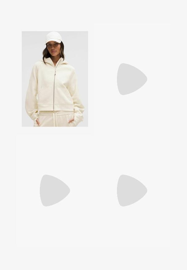 Kremowy hoodie na zamek z kapturem, ściągaczami u rękawów i kieszeniami z przodu; miękka faktura i luźny krój doskonale współgrają z pasującymi spodniami dresowymi.; Biała krótka bluzka z okrągłym dekoltem i szerokimi ramiączkami. Wykonana z gładkiego, elastycznego materiału z beżowym wykończeniem przy dekolcie.; Biała sportowa spódnica z zakładką, wykonana z gładkiego materiału. Posiada wiązanie z boku i jest zestawiona z jasnymi sneakerami i skarpetkami.; Czarno-białe sneakersy Nike Dunk Low z cholewką skórzaną, perforowanym noskiem i czarnymi sznurowadłami, z białą podeszwą i akcentami logo.