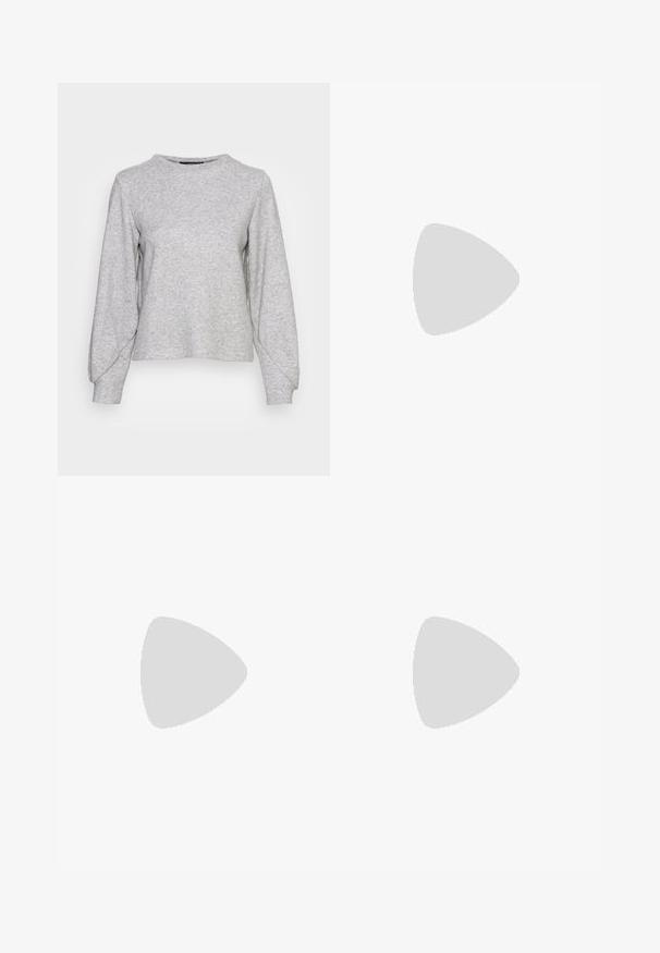 someday. URMEL COSY - Camisola - iron grey melange; T-shirt branca de manga curta feita de algodão macio. Apresenta um decote redondo e um corte descontraído. Design limpo sem padrões ou detalhes visíveis.; Calças largas pretas com cintura alta, detalhes em botão na cintura e pregas frontais.; Sapato slingback com parte superior em couro preto, biqueira em couro sintético branco, salto bloco de 6,5 cm e tira ajustável no tornozelo.